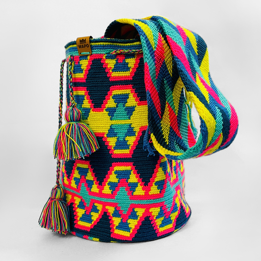 Bolsa tecida à mão colorida