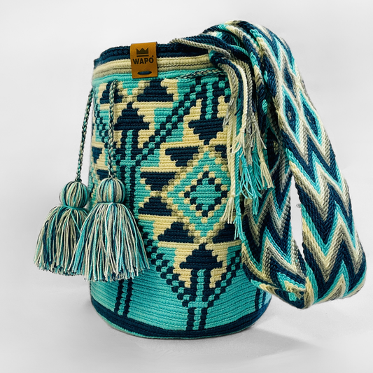 Bolsa tecida à mão aqua