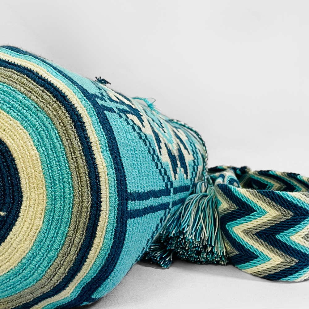 Bolsa tecida à mão aqua