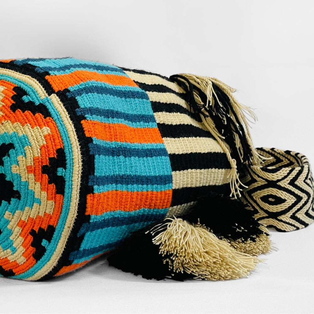 Bolsa tecida à mão linhas